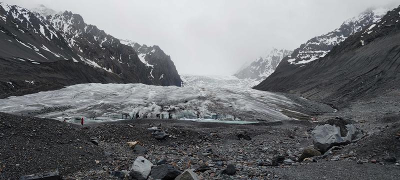 Der Endpunkt des Parlung No. 4-Gletschers an einem regnerischen Tag im Juni 2022. 