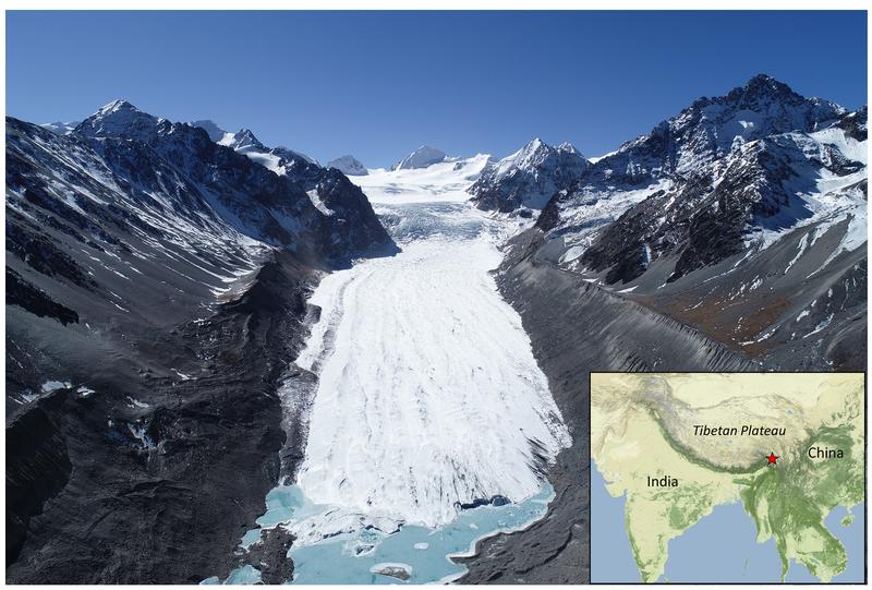 Der Parlung No. 4-Gletscher, aufgenommen von einer Drohne an einem sonnigen Tag im November 2020. Die Karte zeigt seine Lage auf dem tibetischen Hochplateau. 
