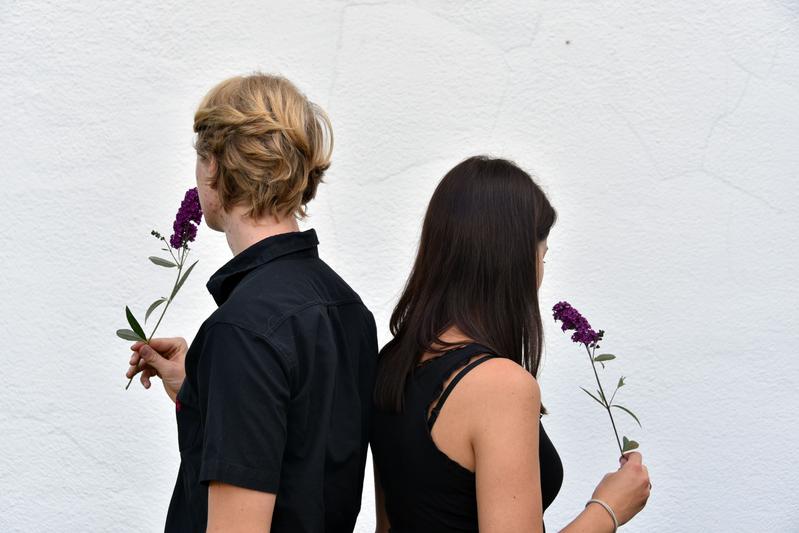 Verliebte Jugendliche: Eine Studie der Universität Jena hat jetzt nachweisen können, dass sich das Selbstwertgefühl Jugendlicher nicht verschlechtert, wenn sie erst später eine romantische Beziehung eingehen.