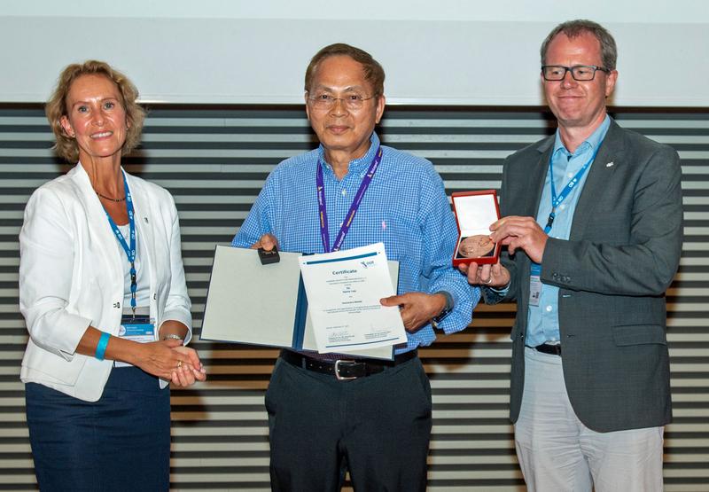 v.l.n.r. Christine Falk (Präsidentin der DGfI), Gene Lay (Gründer von BioLegend) und Carsten Watzl (Generalsekretär der DGfI) © J. Hirscher