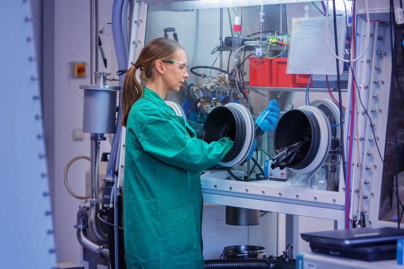 Dr. Juliane März at the glovebox. Here, she prepares a moisture- and oxygen-sensitive sample for analysis.