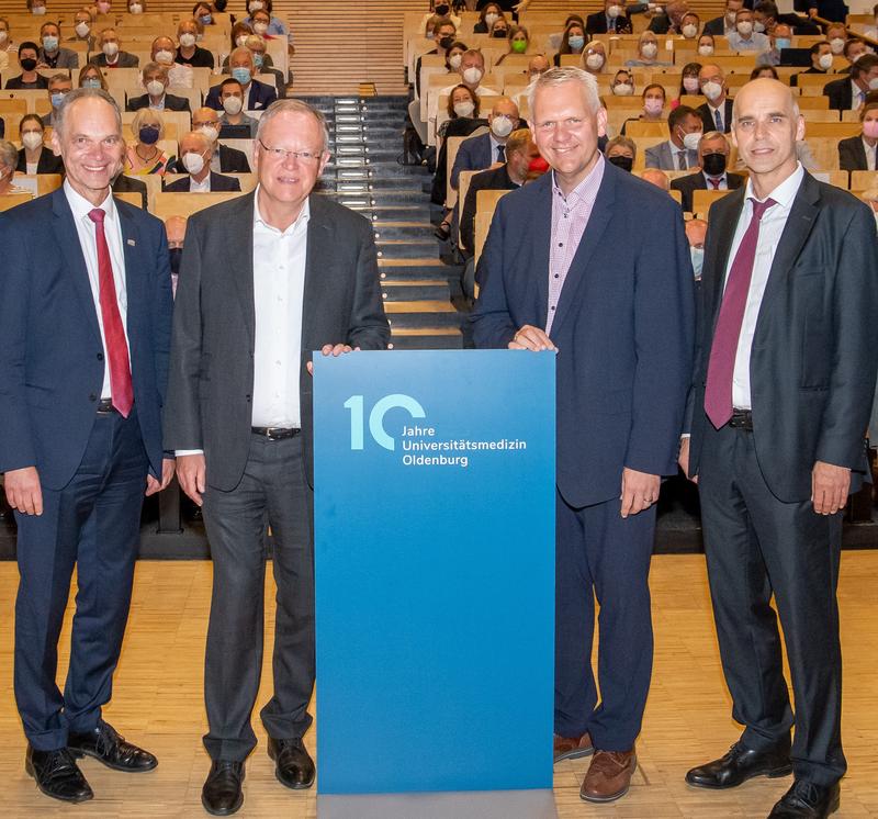 Zehn Jahre Universitätsmedizin Oldenburg feierten (v.l.): Prof. Dr. Ralph Bruder, Präsident Uni Oldenburg, Nds. Ministerpräsident Stephan Weil, Nds. Wissenschaftsminister Björn Thümler und Prof. Dr. Hans Gerd Nothwang, Dekan der Medizinischen Fakultät.