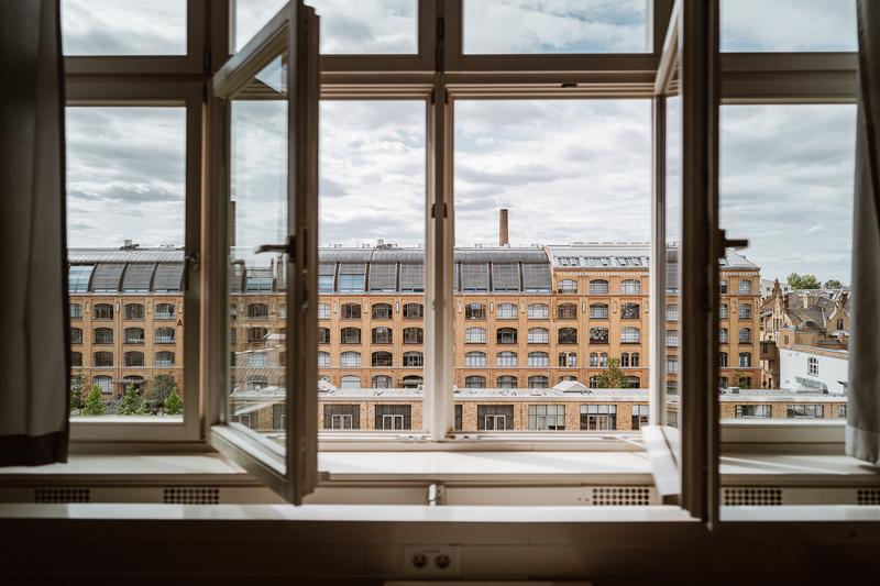 Offenes Fenster am Campus der HTW Berlin als Symbol für neue Perspektiven