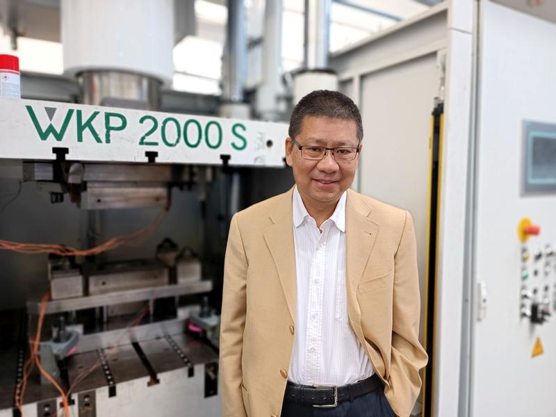 Prof. Dr. Xiangfan Fang und sein Team möchten das "Hybridpressen" in den kommenden drei Jahren so weit verbessern, dass es in der Serienproduktion eingesetzt werden kann.