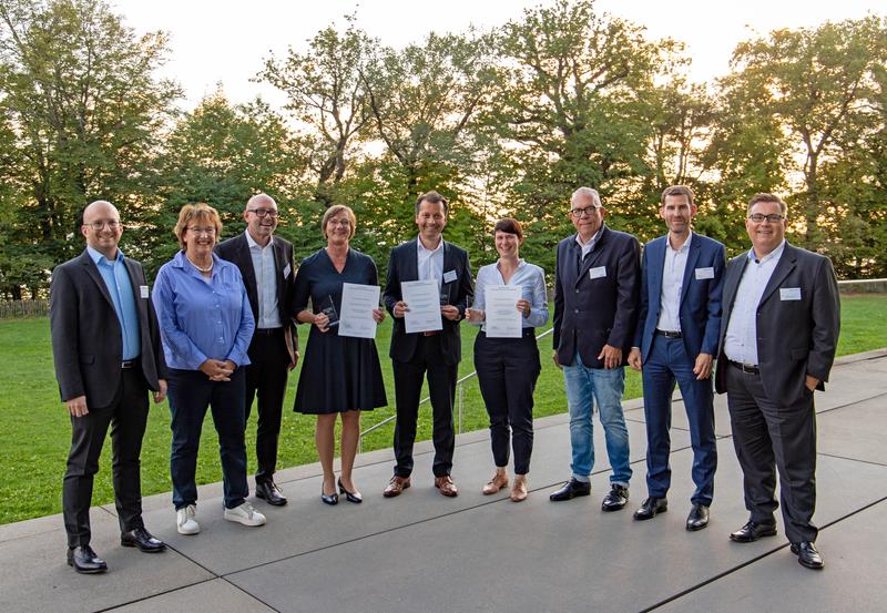 Preisträgerinnen und Preisträger des Preises für reflektierte Governance-Praxis mit ZU-Professor Ulf Papenfuß (2. v. r.), Bundesministerin a.D. Brigitte Zypries (2. v. l.), Prof. Dr. Klaus-Michael Ahrend (3. v. l.), Björn Blischke (l.) und Marco Galiot