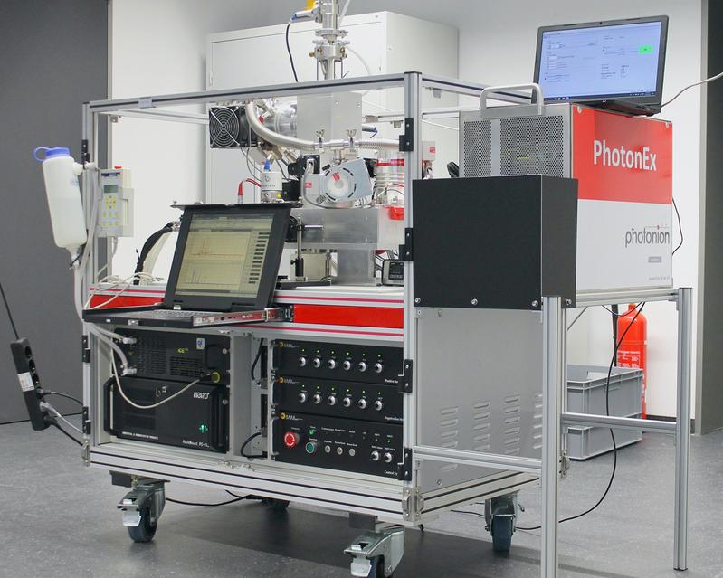 The single-particle aerosol mass spectrometer developed at the University of Rostock can be used to directly analyze individual fine dust particles from the air. During the test cruise, the instrument will be tested at sea for the first time