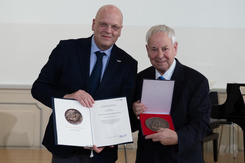 Überreicht die Albrecht von Haller-Medaille: Prof. Wolfgang Brück (links), Dekan der Medizinischen Fakultät, an Prof. Wolfgang Steiner. 