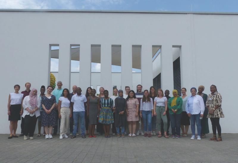 Gruppenfoto mit Teilnehmenden und Organisatoren der Summer School