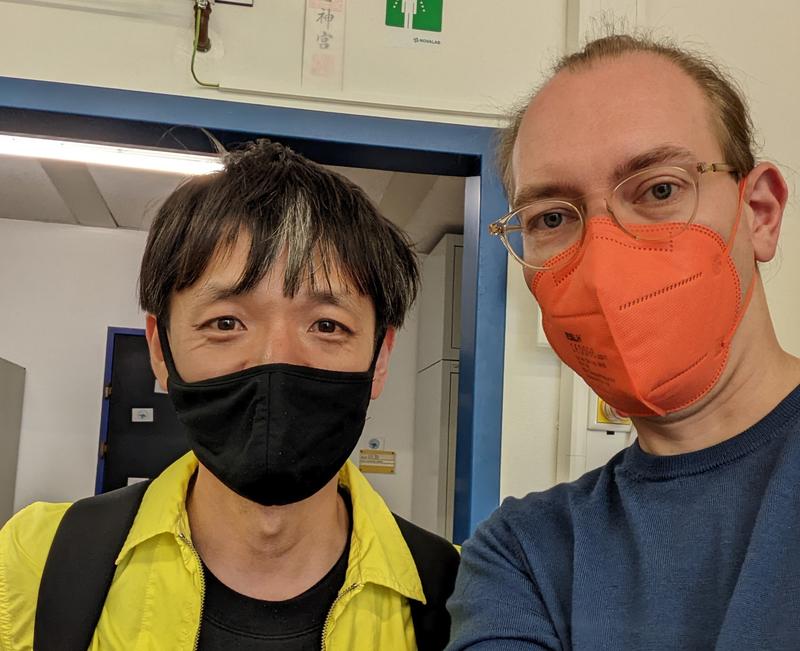 Der japanische Künstler Yuki Okumura (links) und HHU-Chemiker Dr. Bernd M. Schmidt im Labor von Schmidts Arbeitsgruppe. 