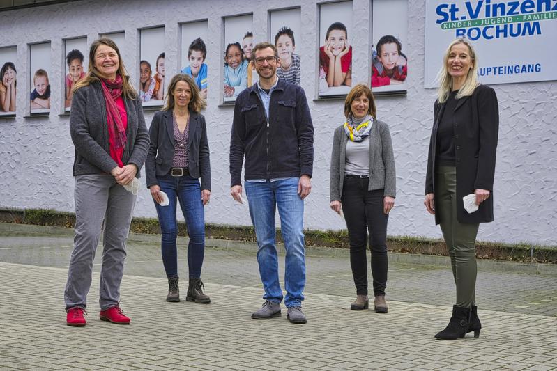 Gemeinsam stark für KidsDem (von links): Barbara Crombach, Alzheimer Gesellschaft Bochum, Dr. Ute Brüne-Cohrs, LWL-Universitätsklinikum Bochum, Jan Hildebrand, St. Vinzenz, Jutta Meder, Alzheimer Gesellschaft Bochum, und Petra Funke, St. Vinzenz