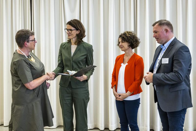 Prof. Dr. Claudia Dalbert (ZPID) überreicht im Namen der vier Trägerorganisationen Prof Dr. Cornelia Betsch den Deutschen Psychologie Preis 2021 an Prof. Dr. Cornelia Betsch. 