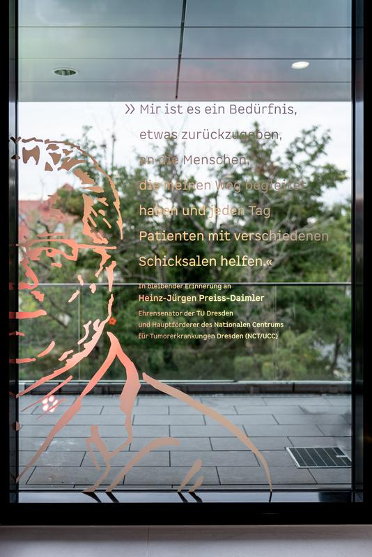 Ein Fensterbild zu Ehren von Heinz-Jürgen Preiss-Daimler ziert die Fensterfront der zusätzlichen Etage im Neubau des Nationalen Centrums für Tumorerkrankungen Dresden. 