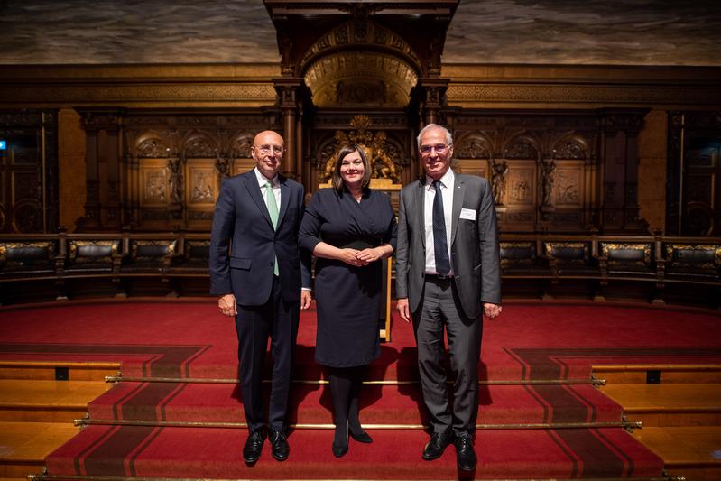 Nobelpreisträger Stefan Hell, Wissenschaftssenatorin Katharina Fegebank und DESY-Chef Helmut Dosch (v.l.) im großen Festsaal des Hamburger Rathauses.