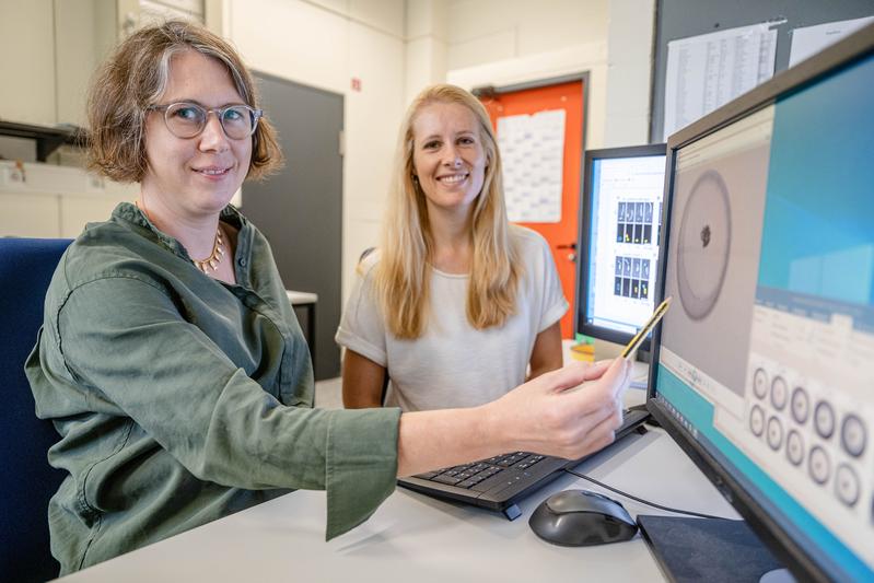  Christine Kaimer (links) und Susanne Thiery haben untersucht, wie Bodenbakterien einander bekämpfen.