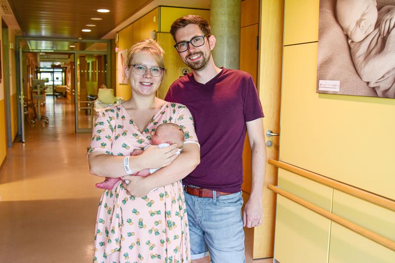 Franziska und Dennis freuen sich über Matilda. In der Schwangerschaft wurde Franziska im Projekt Feto-neonataler Pfad betreut.