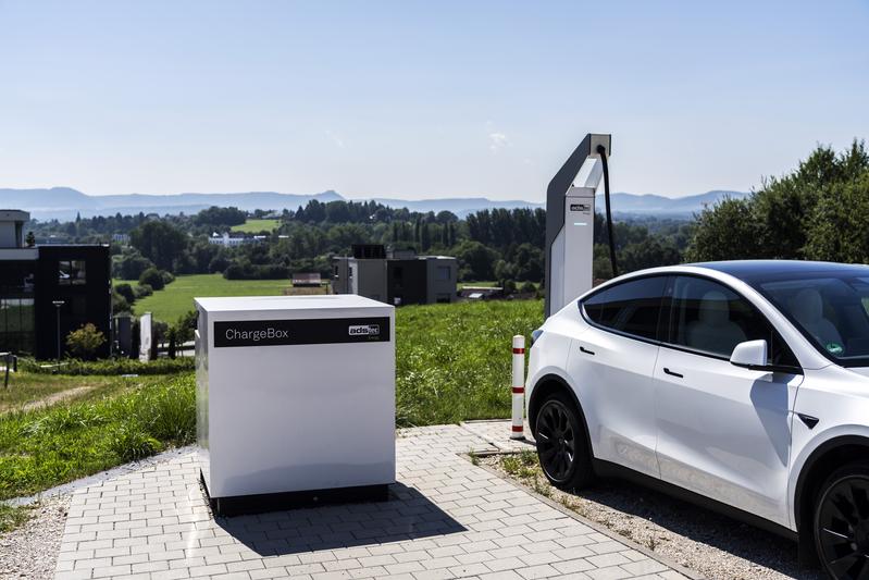 Die ChargeBox erlaubt das Schnellladen von bis zu zwei Fahrzeugen an einer Ladesäule auch bei einem leistungsbegrenzten Netzanschluss. 