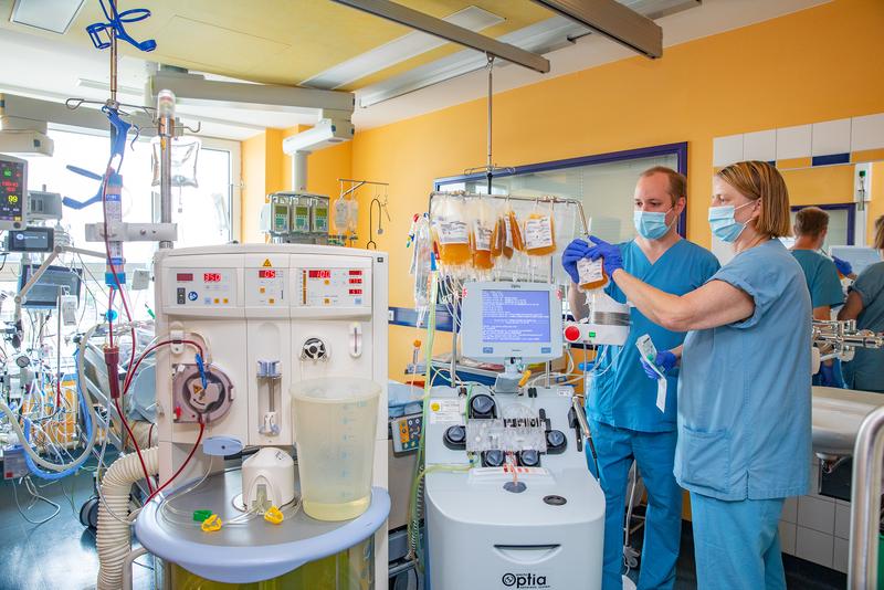 PD Dr. Klaus Stahl (links) und Fachkrankenschwester Beate Renz an einem Plasmaaustausch-Gerät in einem Patientenzimmer. 
