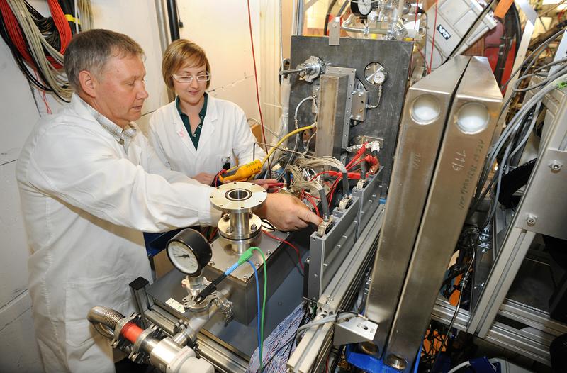 Dr. Alexander Yakushev, Leiter des Experiments, und Dr. Lotte Lens stellen die Messelektronik für den Nachweis des Zerfalls von Fleroviumatomen ein.
