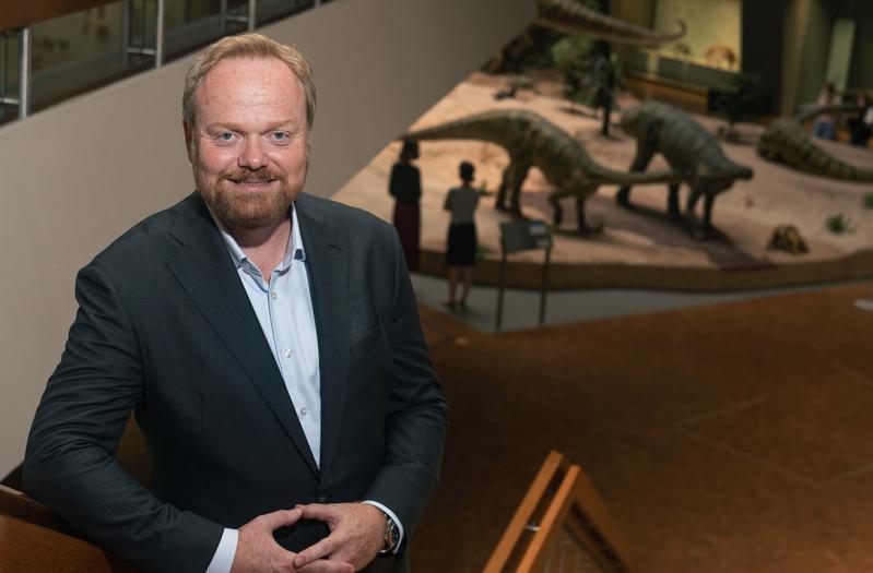 Prof. Dr. Lars Krogmann in der Ausstellung des Naturkundemuseums Stuttgart