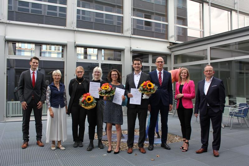 V.l.: Prof. Dr. M. Widmann, Prof. Dr. E. Häusler, Prof. Dr. E. Raum, Jannika Fritzsche, Victoria Berger, Finn Börsch, Hochschulpräsident Prof. Dr. G. Piller, VFF-Vorsitzende T. Kamrad und Prof. Dr. K. Blettner