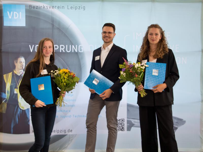 Sie wurden mit dem Förderpreis 2022 geehrt (v.l.n.r.): Lara-Marie Schulze, Tim Wrobel und Vanessa Fock. (Dominic Elias Taraba war zur Verleihung nicht anwesend).