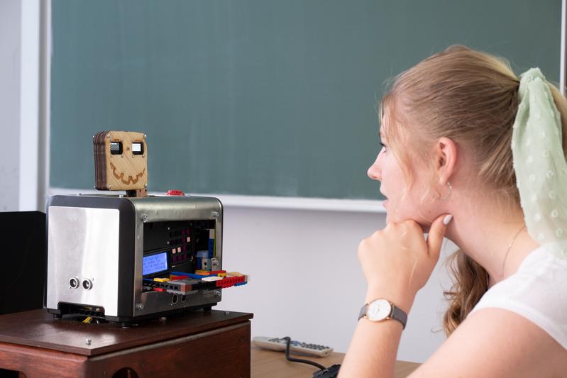 Florentine Viviane Leybold testet den „Escape Toaster“ aus dem Studierendenprojekt.