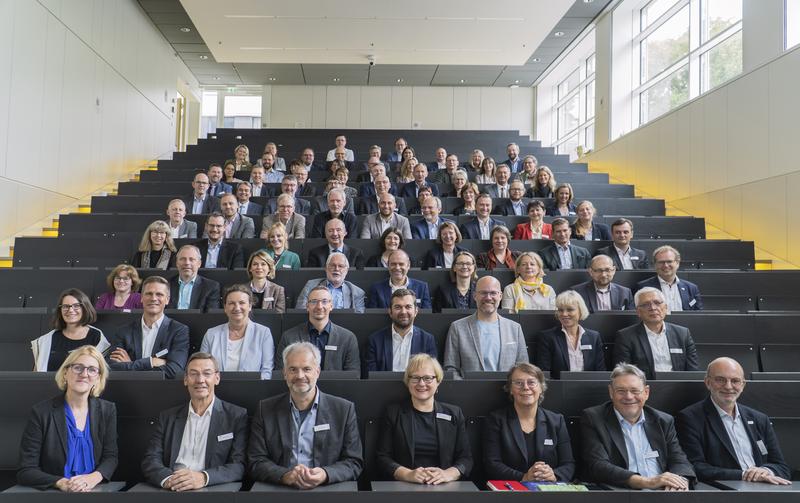 Die Hochschulkanzlerinnen und -kanzler während ihres Arbeitstreffens im Nieper-Bau der HTWK Leipzig.