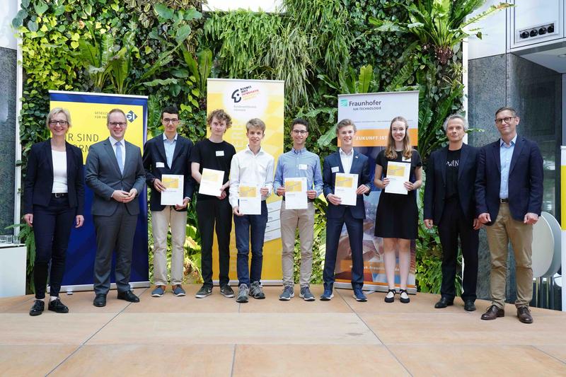 Christine Regitz (GI), Dr. Jens Brandenburg (Bundesministerium für Bildung und Forschung) links sowie Prof. Dr. Christoph Weidenbach (Max-Planck-Institut für Informatik) und Prof. Dr. Boris Otto (Fraunhofer IUK-Verbund) mit den sechs Bundessieger*innen