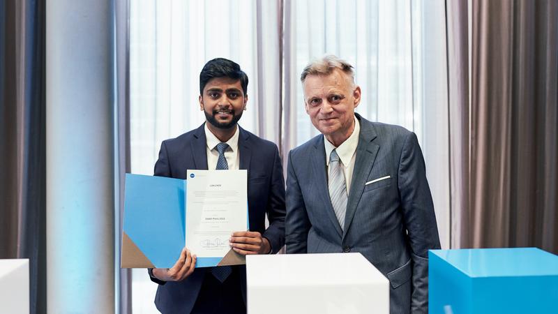 Feierliche Übergabe des DAAD-Preises (links: Preisträger Shubham Patil, rechts: Frank Hoffmann, HHL-Direktor International Relations)