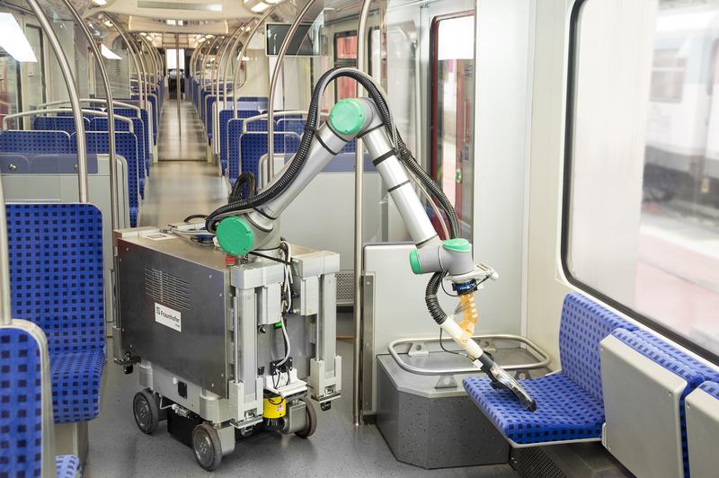 Mobiler Reinigungs- und Desinfektionsroboter des Fraunhofer IFAM in Stade für Fahrzeuge des öffentlichen Personenverkehrs (hier in der S-Bahn Hamburg; FuE-Projekt »MobDi«)