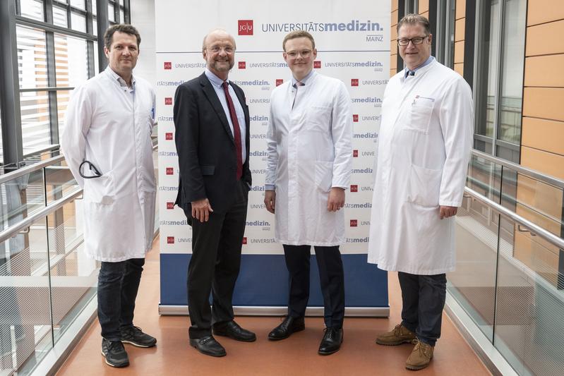 v.l.n.r. Prof. Dr. Thomas Kindler (UCT), Univ.-Prof. Dr. Ulrich Förstermann (Wissenschaftlicher Vorstand und Dekan), Dr. Gregor Duwe und Univ.-Prof. Dr. Axel Haferkamp (Urologie) freuen sich über die BMBF-Förderung des KITTU-Projekts über 2,53 Mio. Euro.