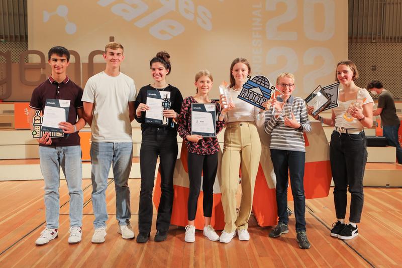 Die stolzen Finalist:innen vom Bundesfinale 2022 (Von links nach rechts: Yann Hackenberg, Theo Spilger, Lilian Treffinger, Laura Leann Laubscher, Nina Peters, Ben Fischer, Luisa Stenzel)