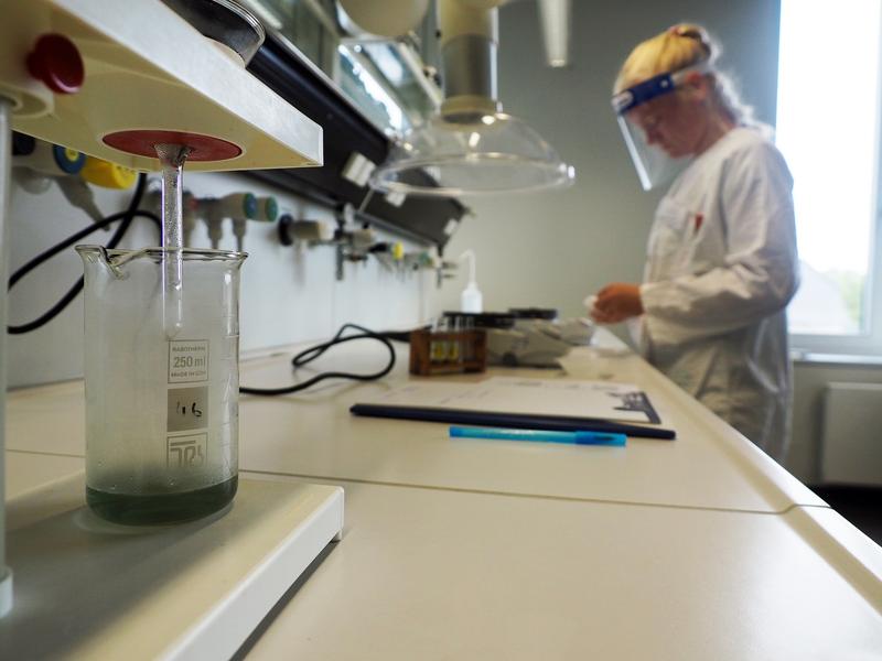 Beim Schülerkolleg Chemie bekommen alle Schülerinnen und Schüler die Möglichkeit, selbst zu experimentieren.