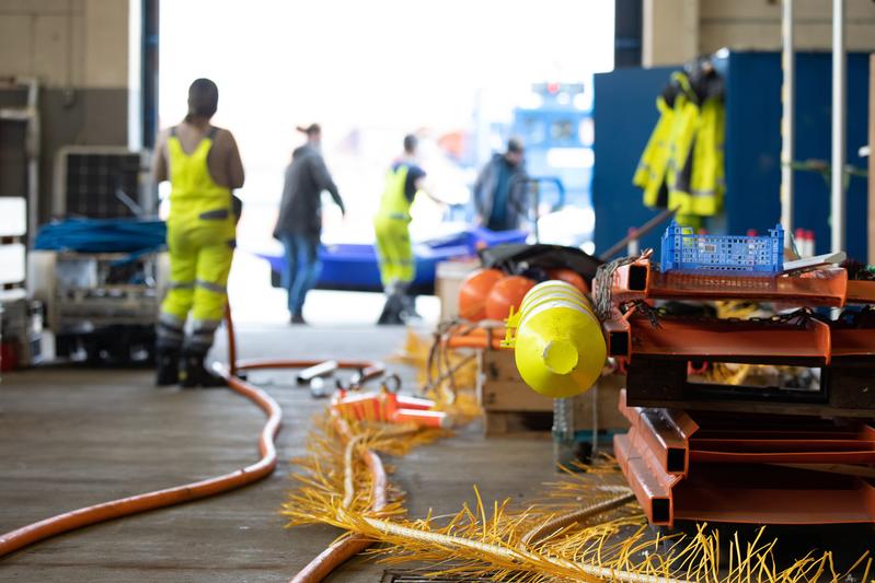 Vorbereitungen für die Erkundungsfahrt auf der Nordsee: Mitarbeitende bereiten in Bremerhaven die Ausrüstung vor.