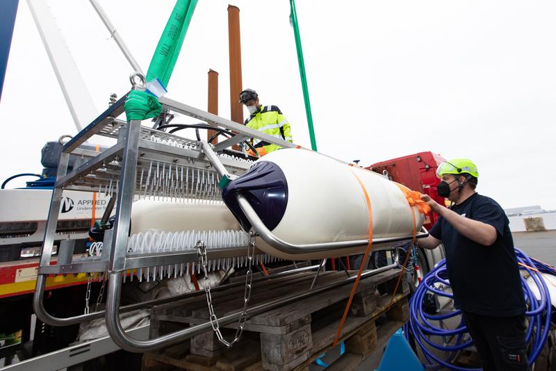 The "Sparker" sends sound waves several hundred meters into the sea floor.