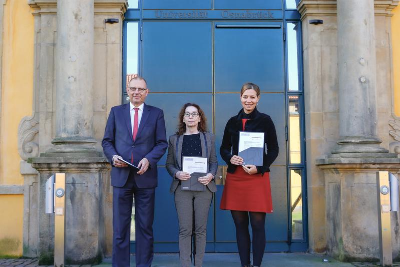 Stellten den Zwischenbericht vor: Prof. Dr. Hans Schulte-Nölke, Prof. Dr. Siegrid Westphal und Universitätspräsidentin Prof. Dr. Susanne Menzel-Riedl (v.l.). Foto: Jens Raddatz/Uni Osnabrück