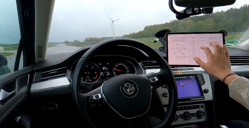 Die Experimentalgruppe der Studie musste eine visuell beanspruchende Nebentätigkeit an einem fest im Fahrzeug installierten Tablet während der automatisierten Fahrt zu bearbeiten.