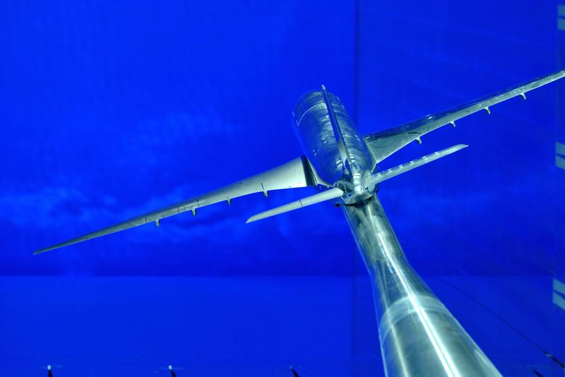 Flugzeugmodell im Windkanal. 