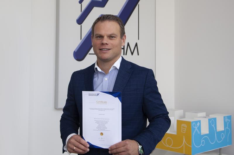 Dekan Prof. Dr. Ingo Ballschmieter mit dem Entrepreneurship-Zertifikat