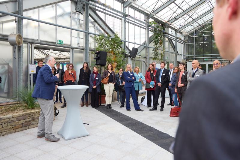 Get-Together - Prof. Hoch (li.) begrüßt die Teilnehmenden zum Get-Together im Mittelmeerhaus der Botanischen Gärten der Universität Bonn.