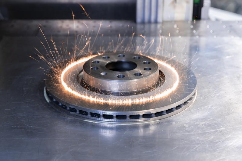 Sandblasting at the speed of light: Fraunhofer IWS uses high-energy light instead of sand grains to clean and roughen – for example the surface of brake discs. 