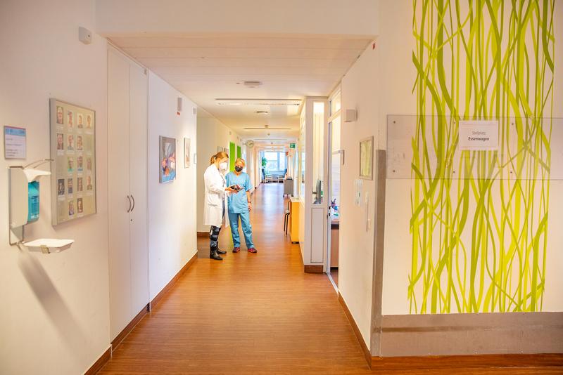 Herzlich willkommen: Oberärztin Dr. Hannah Maier (im weißen Kittel) und Kranken- und Gesundheitspflegerin Jennifer Schubert-Ecke freuen sich auf Besuch am Tag der offenen Tür. 