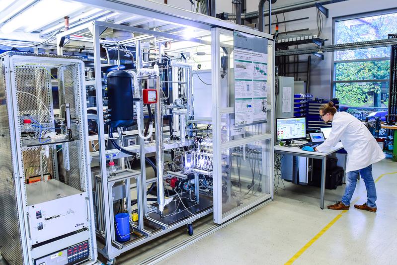 Das integrierte Reaktorkonzept wird am Fraunhofer ISE zunächst im Technikums Maßstab erprobt. Das Bild zeigt eine bestehende Anlage zur dynamischen Untersuchung der Methanolsynthese im industriellen Maßstab am Fraunhofer ISE Technikum.