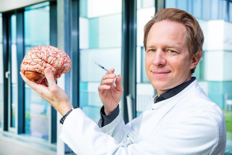 Hat gezeigt, das Botulinumtoxin-Spritzen nicht nur Muskeln beeinflussen, sondern auch das emotionale Steuerzentrum im Gehirn: Professor Dr. Tillmann Krüger.