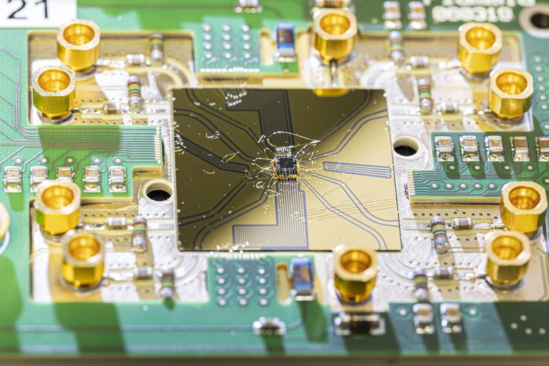 Halbleiter-Quantenchip mit Quantenbus der JARA-Kooperation des Forschungszentrums Jülich und der RWTH Aachen University