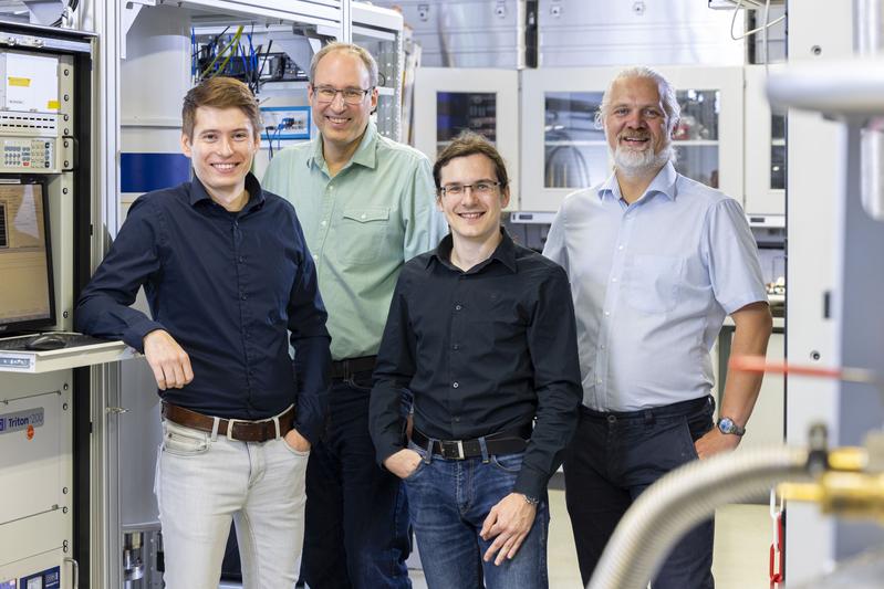 Dr. Lars Schreiber (2.v.l.) und Prof. Dr. Hendrik Bluhm (1.v.r.) mit den Doktoranden Tom Struck (1.v.l.) und Niels Focke (2.v.r.) vom JARA-Institut für Quanteninformation (PGI-11)