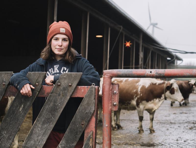 Symbolbild: Eine junge Frau auf einem landwirtschaftlichen Betrieb