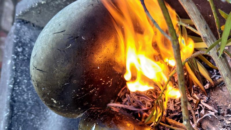 Die Kondensationsmethode ist eine Möglichkeit zur Herstel-lung von klebrigem Teer aus Steineinbenblättern. Dabei wer-den die Blätter neben flachen glatten Steinen verbrannt. 