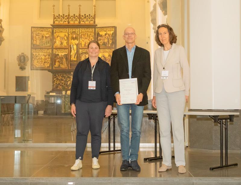 Der erste Platz des Let's get digital Award ging an das Exzellencluster ct.qmat: v.l.n.r. Julia Wandt (Bundesverband), Prof. Dr. Matthias Vojta (TU Dresden) und Alexandra Lion (ZEIT-Verlagsgruppe). 