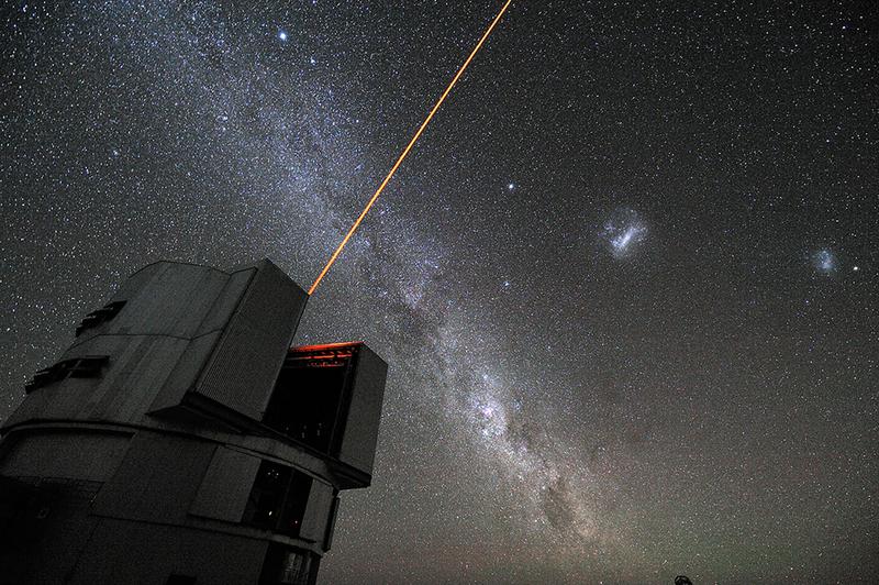 Der Laserleitstern des VLT: Vom 8,2-Meter-VLT-Teleskop Yepun ragt ein Laserstrahl in den majestätischen Südhimmel und erzeugt dort in 90 Kilometern Höhe einen künstlichen Stern hoch in der Mesosphäre der Erde. 
